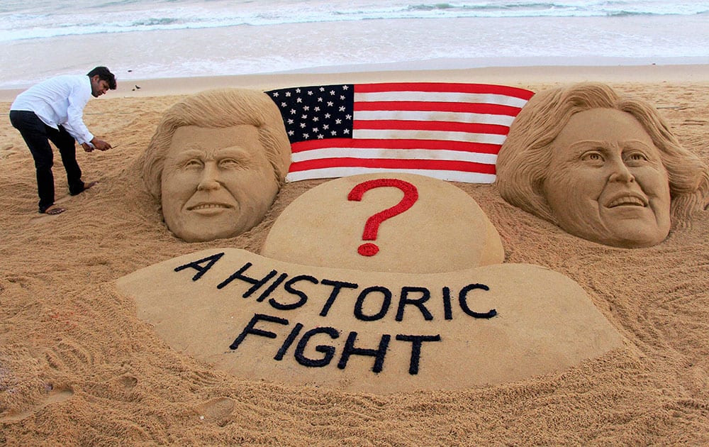 Sand sculpture of US presidential candidates