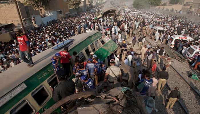 Two passenger trains collide in Pakistan; at least 17 dead, 40 injured