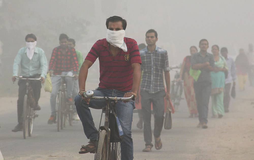 People move through smog in Gurgaon