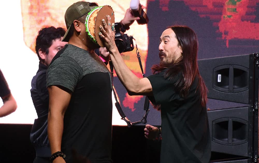 Bill Clinton Joins Steve Aoki At Get Out The Vote Performance For Hillary Clinton