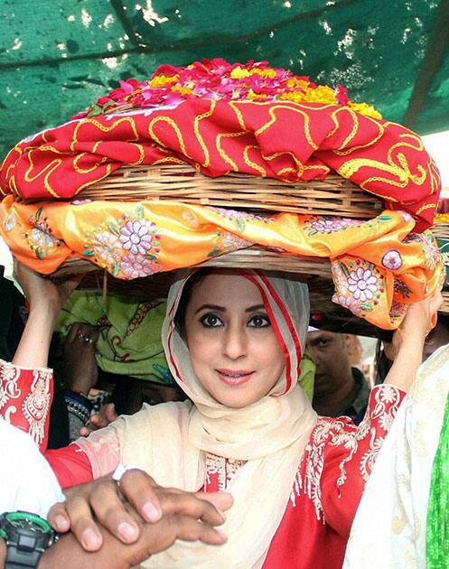 Urmila Matondkar visits the shrine of Khwaja Moinuddin Chishti in Ajmer