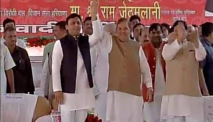 Akhilesh, Shivpal cross swords at SP&#039;s silver jubilee bash; &#039;Chacha&#039; pushes &#039;bhatija&#039;s&#039; loyalist on stage