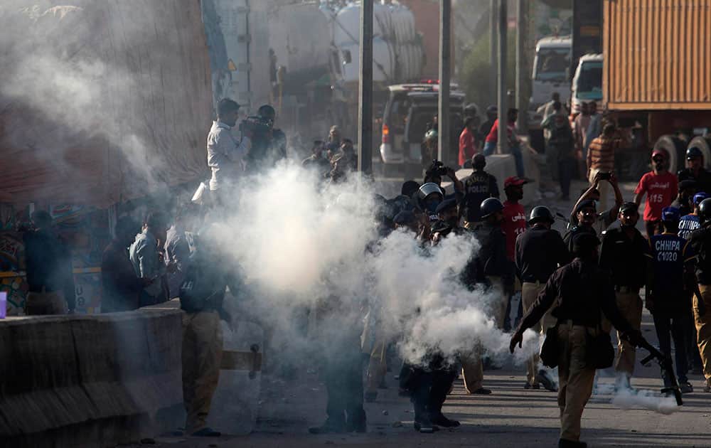 Police use tear gas to disperse protesters in Karachi, Pakistan Police use tear gas to disperse protesters in Karachi, Pakistan
