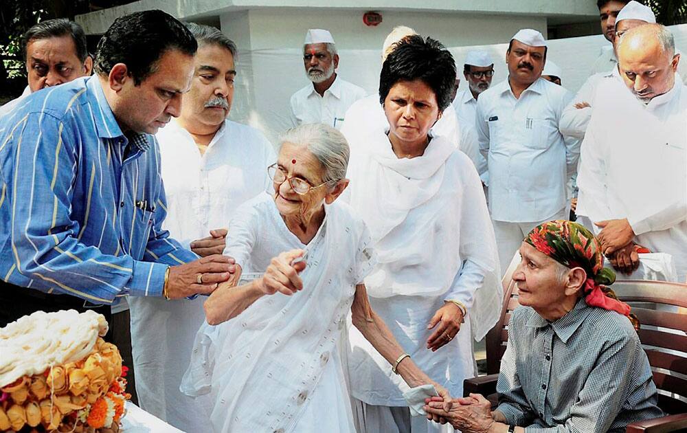 Wife and other relatives near the mortal remains of Mahatma Gandhis grandson and ex-NASA scientist, Kanubhai Gandhi who died in Surat Wife and other relatives near the mortal remains of Mahatma Gandhis grandson and ex-NASA scientist, Kanubhai Gandhi who died in Surat