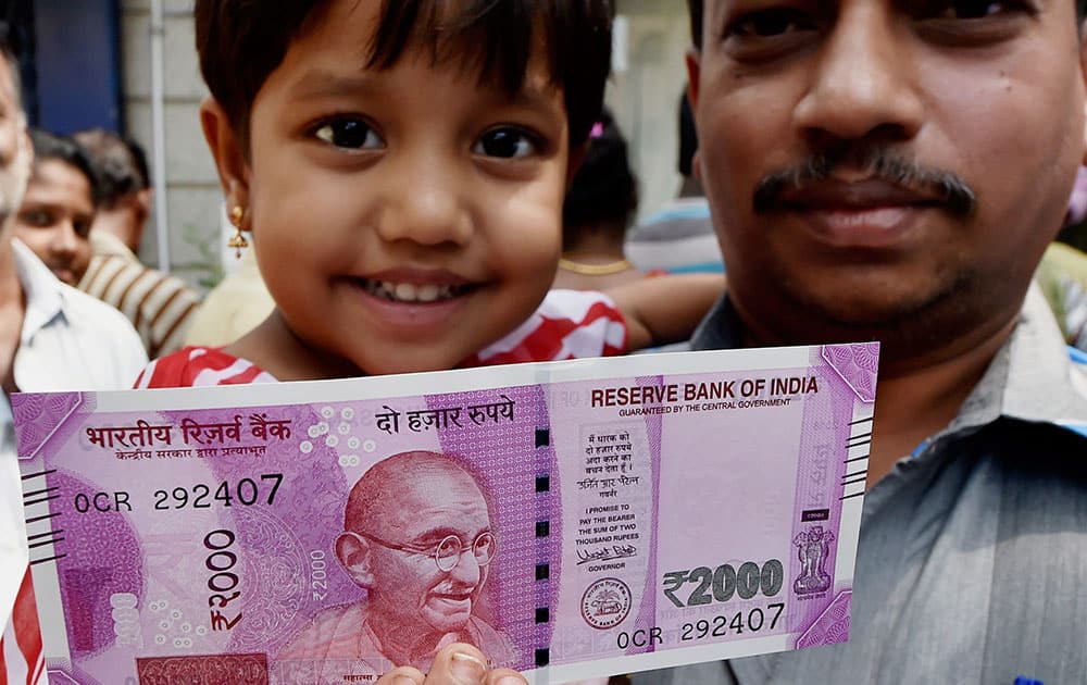 People exchange their old Rs 500 and 1000 notes