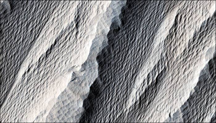 NASA&#039;s Mars Reconnaissance Orbiter captures beautiful wind-carved rock on the Red Planet! - See pic