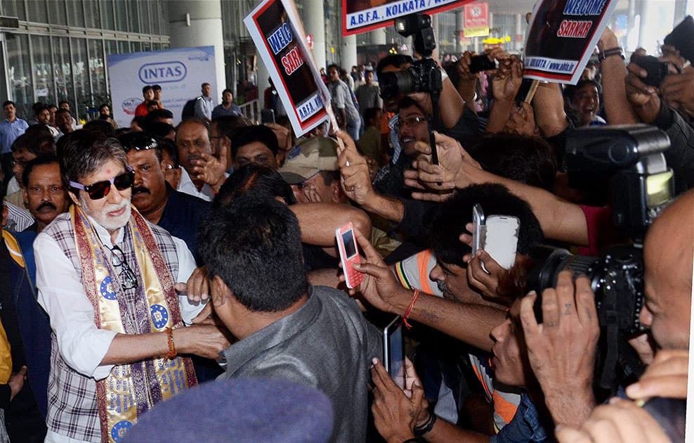 Amitabh Bachhan meets his fans as he arrives at Netaji Subhash Chandra Bose International Airport in Kolkata for the inauguration of Kolkata International Film Festival Amitabh Bachhan meets his fans as he arrives at Netaji Subhash Chandra Bose International Airport in Kolkata for the inauguration of Kolkata International Film Festival