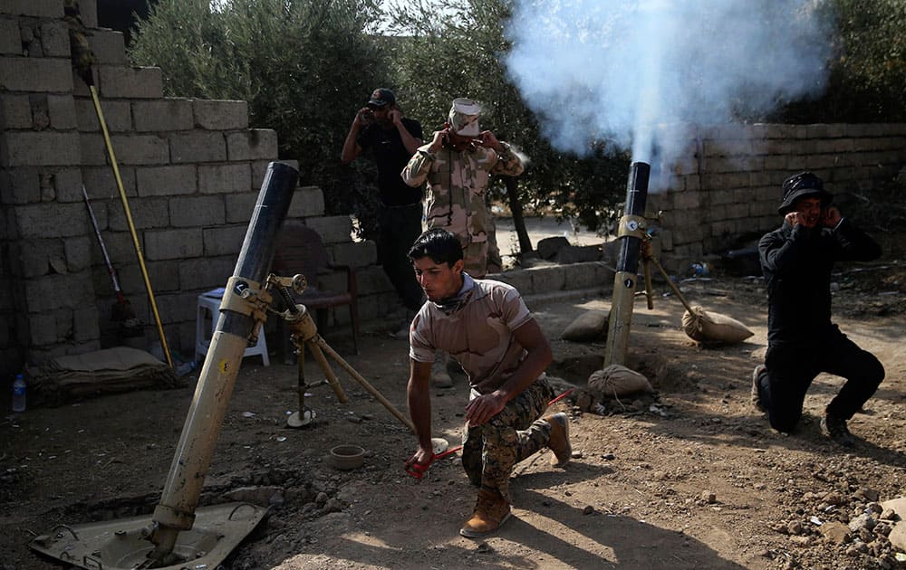 Iraqi army soldiers fire mortars against the Islamic State militants