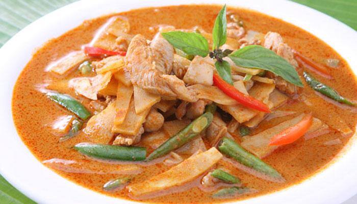 Healthy eating - Low-carb Thai coconut curry chicken recipe!