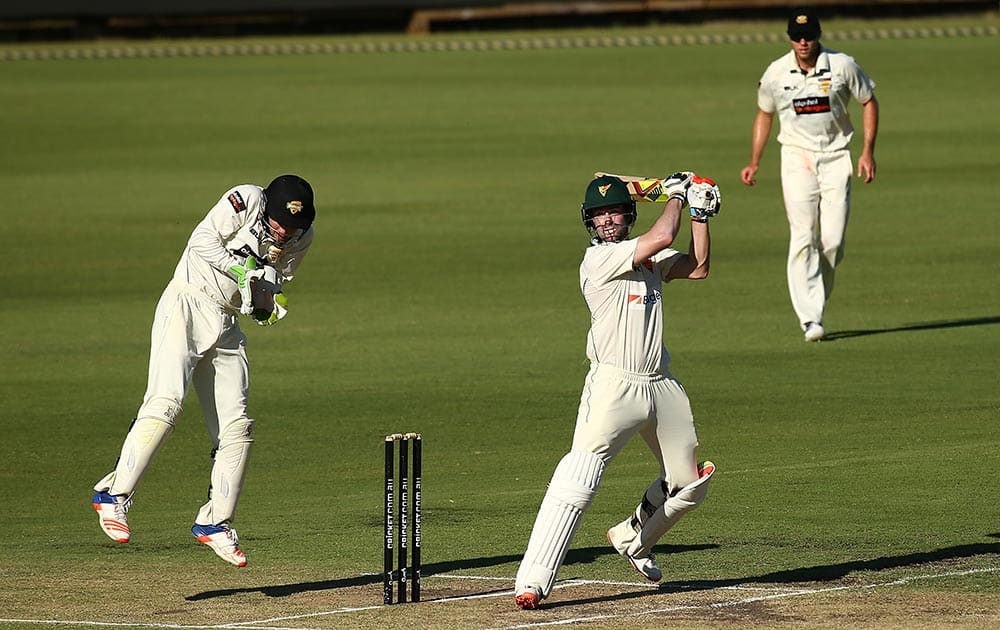 Alex Doolan of Tasmania bats