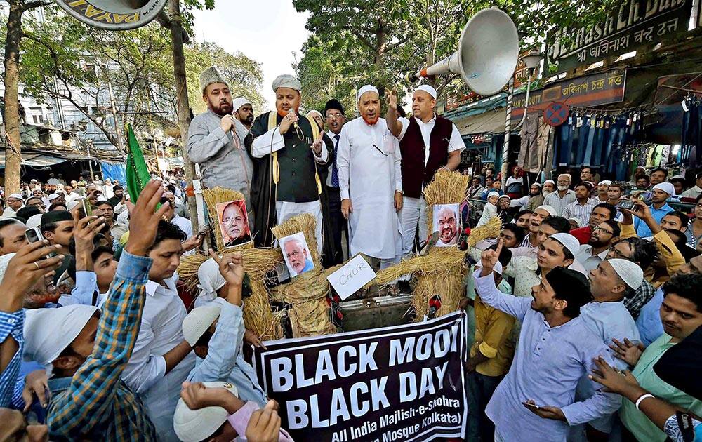 Muslims shouting slogans against centre with an effigies of PM Narendra Modi