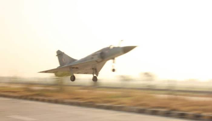 War preparedness! IAF fighter plane &#039;lands&#039; on Lucknow-Agra Expressway