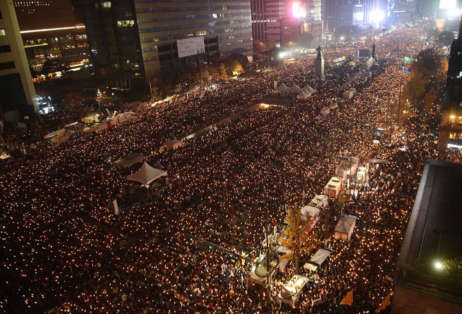 Tens of thousands of South Korean protesters