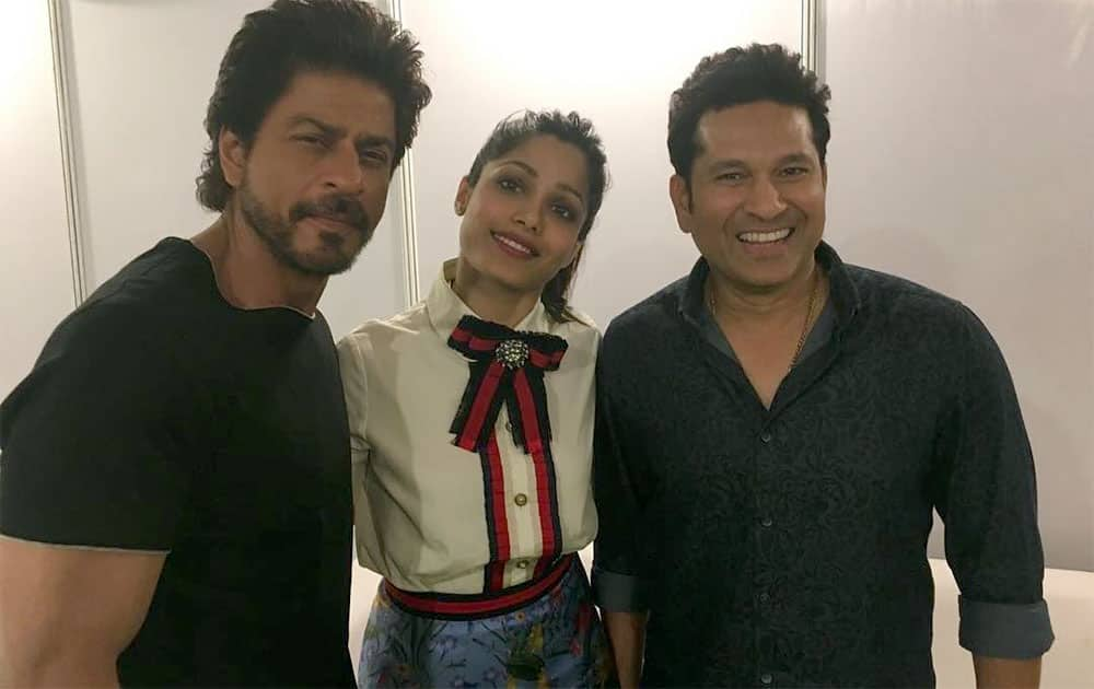 Sachin Tendulkar :- A quick picture with @freidapinto and @iamsrk