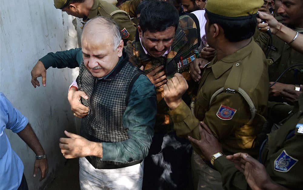 Delhi Dy Chief Minister Manish Sishodia along with AAP workers during a protest march against demonetization of Rs 500 and Rs 1000 notes, in New Delhi