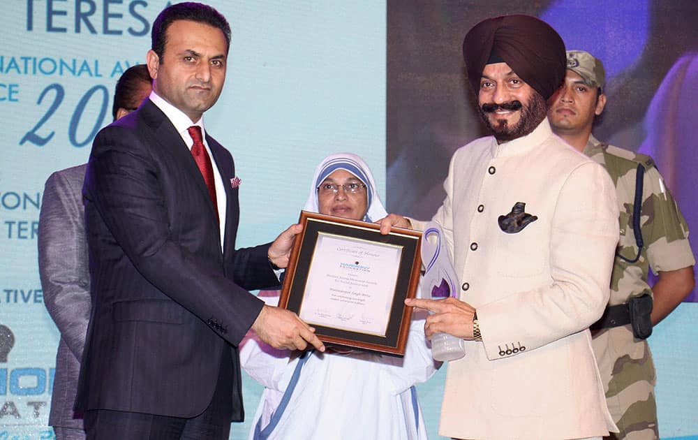 All India Anti Terrorist Front Chairman MS Bitta being honored with Mother Teresa Memorial Award by Harmony Foundation at a function in Mumbai