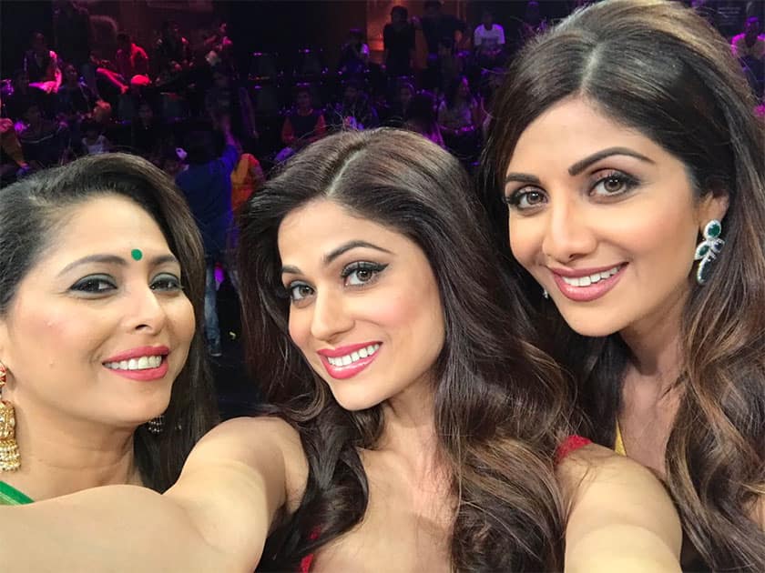 Fabulous judges of super dancer Shilpa Shetty & Geeta Kapur - Twitter@ShamitaShetty