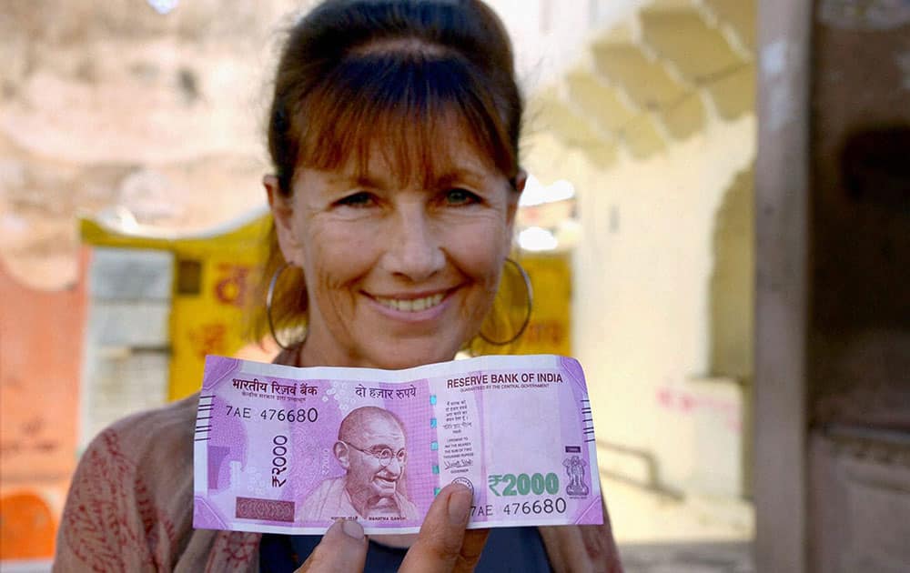 Foreign tourist shows Rs 2000 note