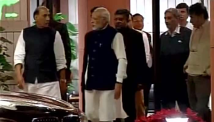 Demonetisation: As Parliament logjam continues, PM Modi holds Cabinet meet; may announce new deposit scheme