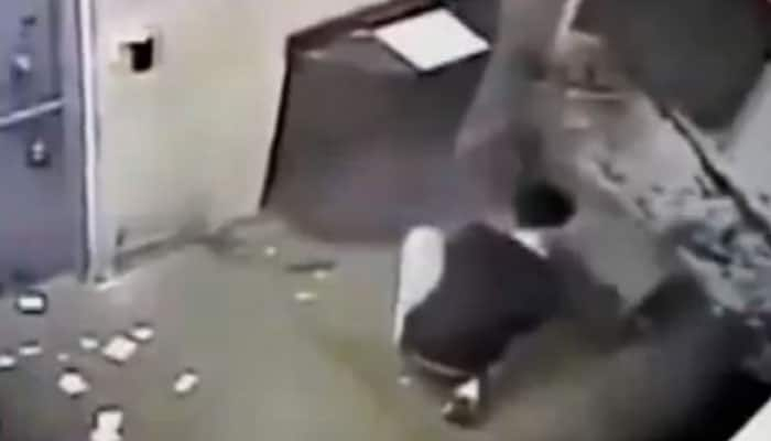 Robbers loot 14 kg gold worth Rs 4 cr from Ahmedabad, caught on camera