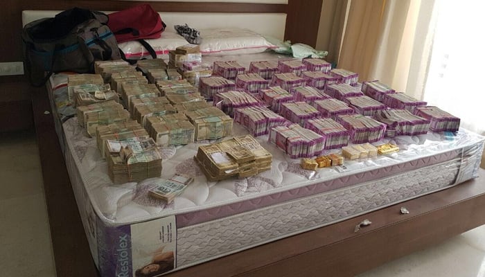 Biggest-ever seizure of cash in new currency! I-T recovers Rs 5.7 crore in Rs 2,000 notes in Bengaluru, Chennai, Erode