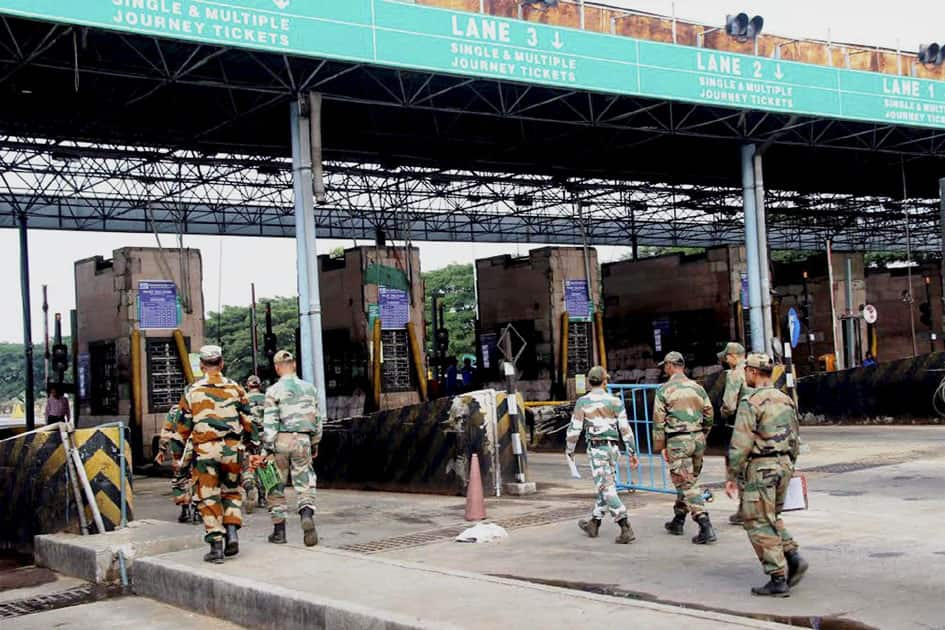 Army jawans at toll plaza