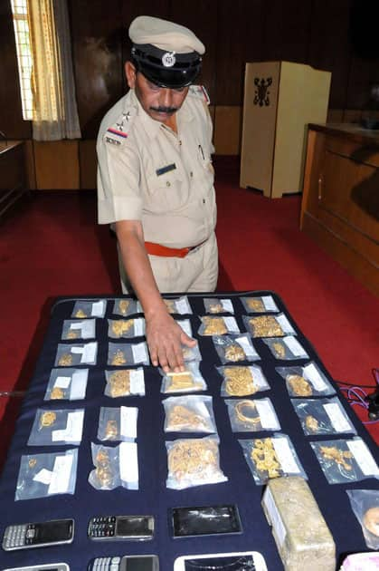 Men arrested with gold and cash