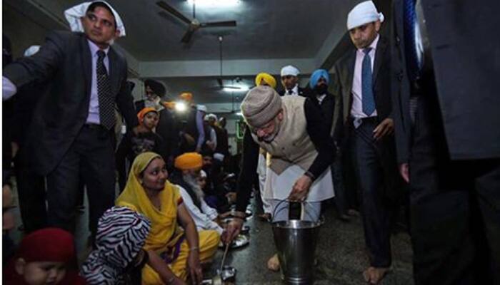 Ahead of &#039;Heart of Asia&#039; conference, PM Narendra Modi visits Golden Temple, serves &#039;langar​&#039;