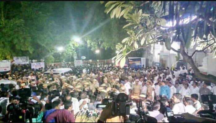 Politicos pay tribute as Jayalalithaa passes away in Chennai