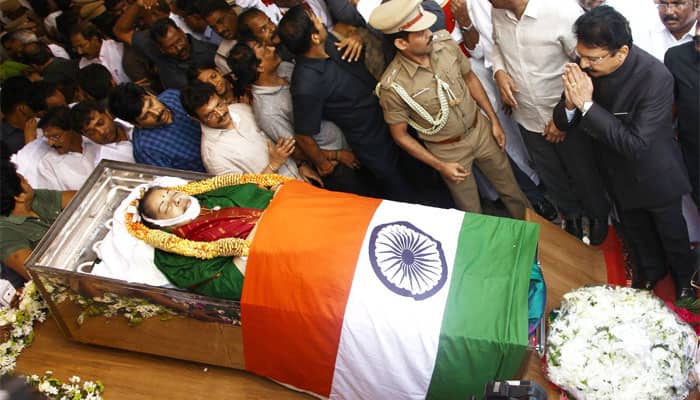Jayalalithaa to be cremated at Chennai&#039;s Marina Beach at 4:30 pm — Here are her funeral details