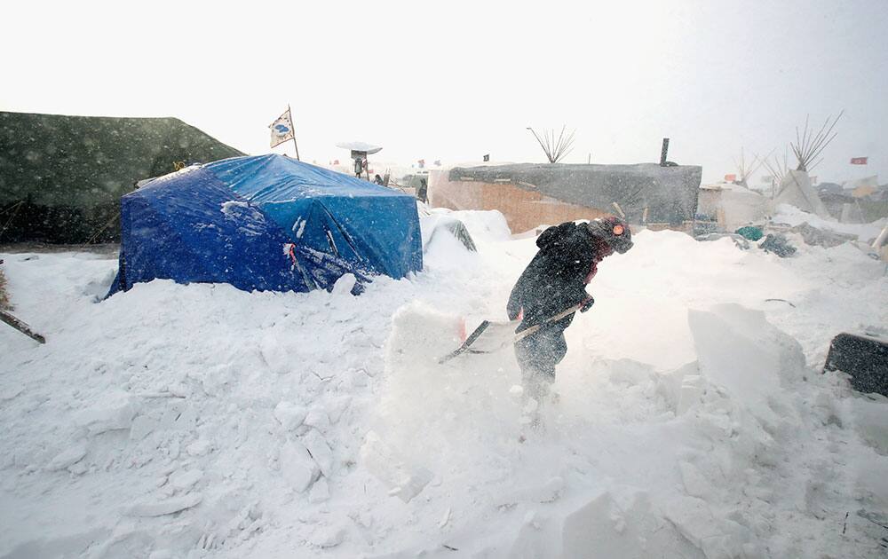 Dakota Pipeline Access Project Protesters Brave Frigid Weather To Continue Encampment