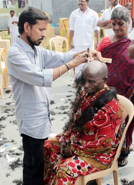 Jayalalithaa supporter gets her head shaven