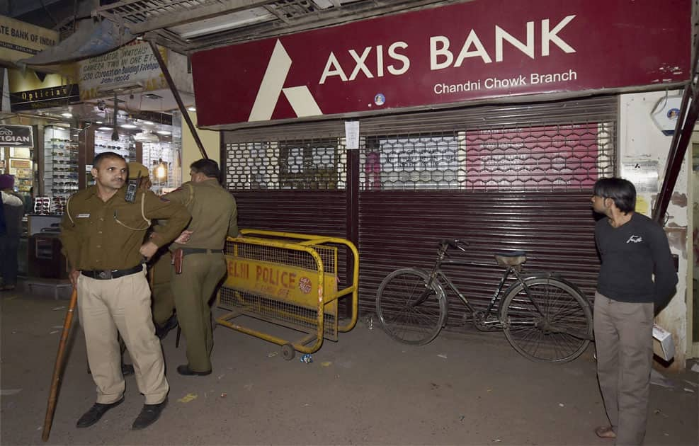 Income Tax officials raid at Chandni Chowk branch