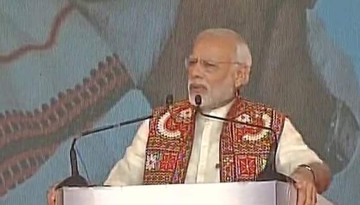 Demonetisaton: Criticise me, but also inform masses about mobile banking, PM Narendra Modi tells Opposition