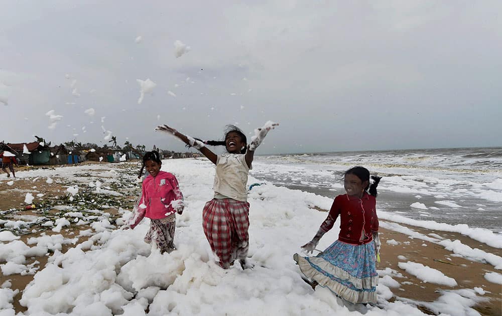 Children at Chennai coast