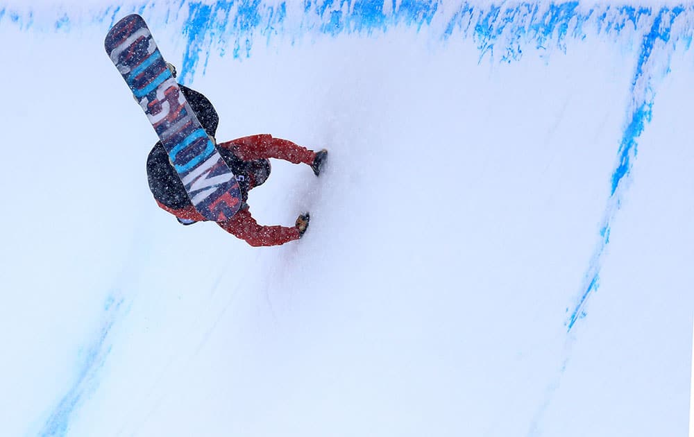 Ben Ferguson competes in the qualifying round for the 2017 U.S. Snowboarding Grand Prix