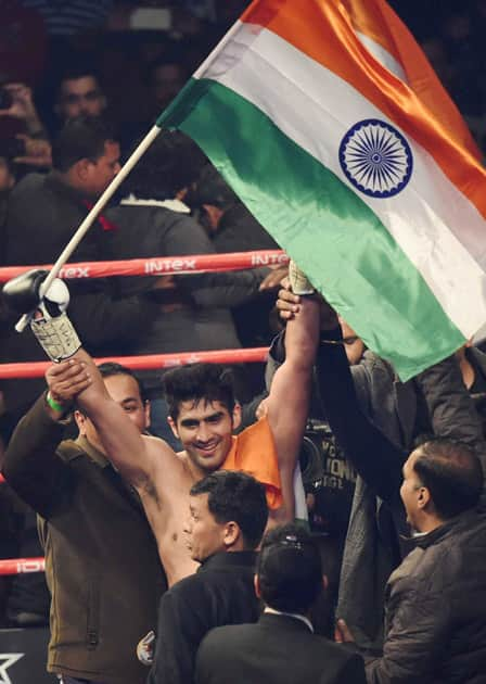 Vijender Singh celebrates after beating Francis Cheka