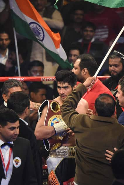 Vijender Singh celebrates his win against Francis Chek