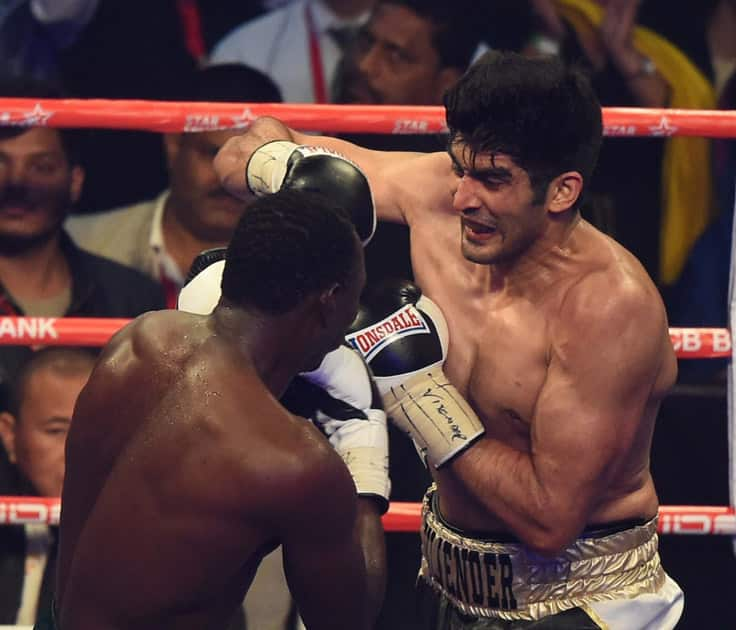 Vijender Singh fights with Francis Chek