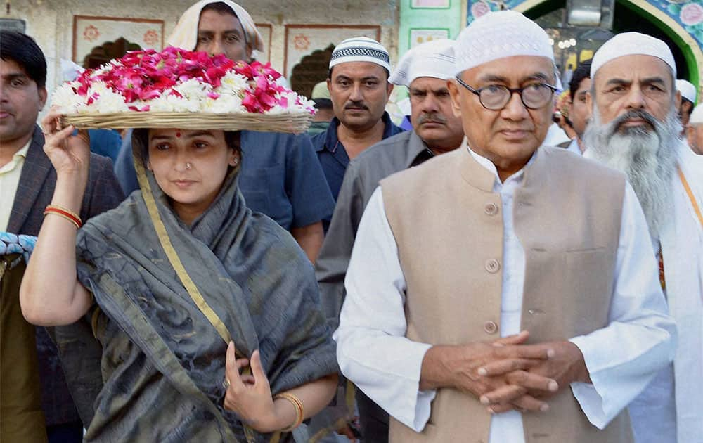 Digvijay Singh and his wife visit Ajmer Sharif