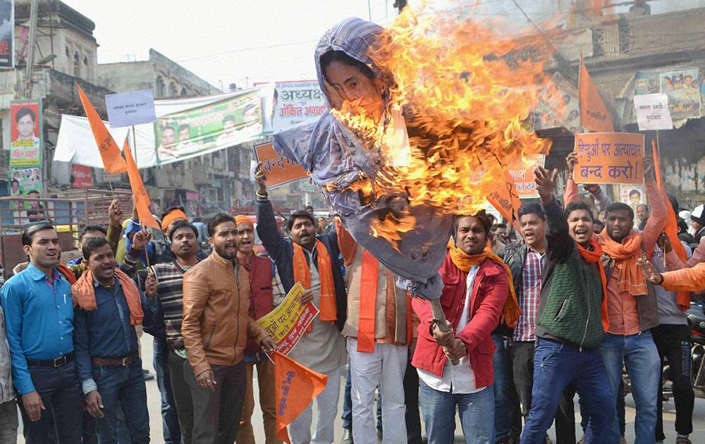 Hindu yuva vahini workers burn rffigy of West Bengal CM Mamata Bannerjee, in Varanasi