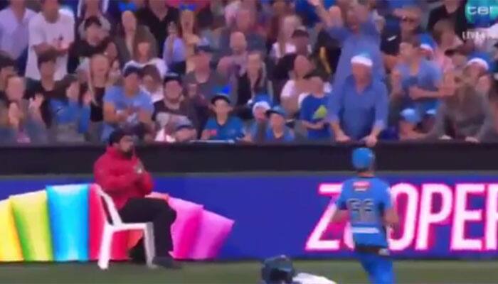 WATCH: Crowd at Adelaide Oval erupts as security guard takes brilliant catch in BBL 2016