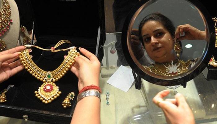 Gold price moves lower to Rs 27,860 per 10 grams