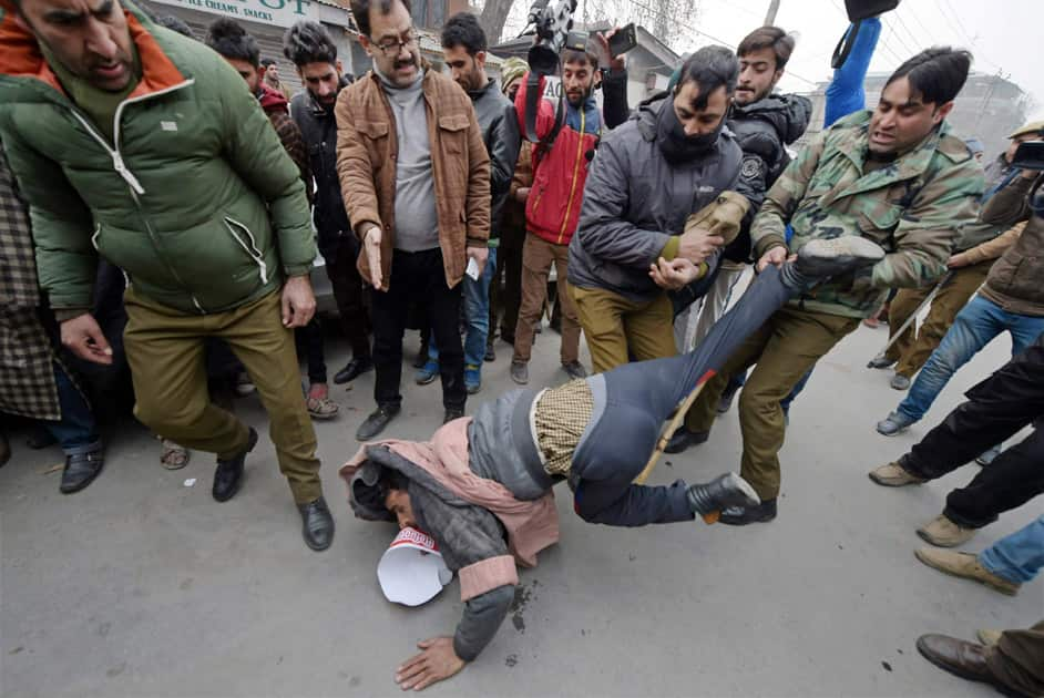 Police detain supporters of Awami Itihaad Party