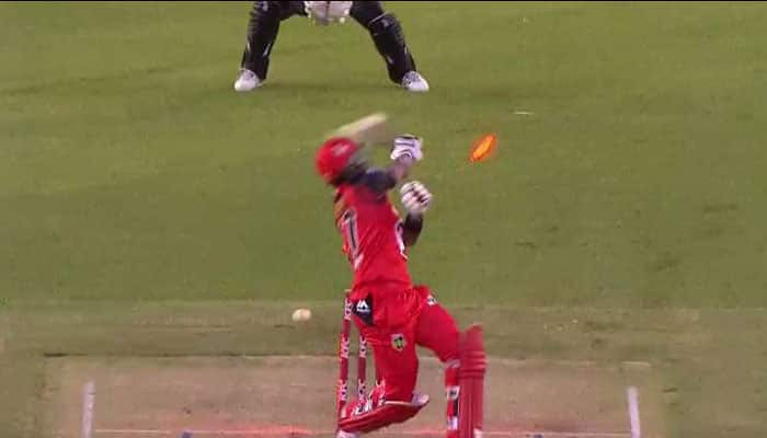 WATCH: Dwayne Bravo&#039;s bizarre dismissal in BBL 2016 that got everyone laughing