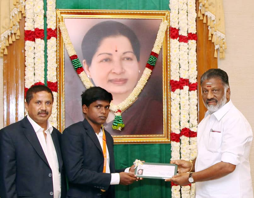 Tamil Nadu CM presented a cheque to Rio Paralympic