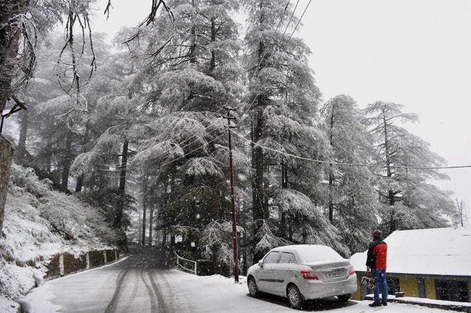 Season's first snowfall in Shimla