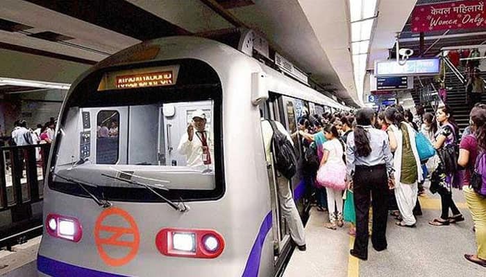 Travelling by Delhi Metro&#039;s Blue Line on Christmas? MUST READ THIS to save time