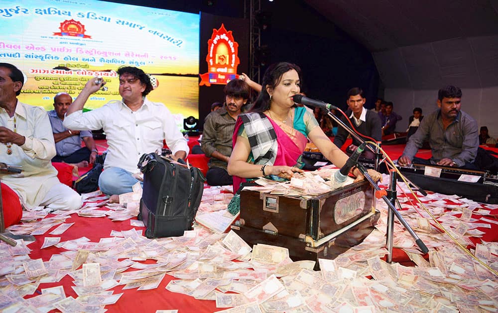 Rs 40 lakh notes showered on folk singers