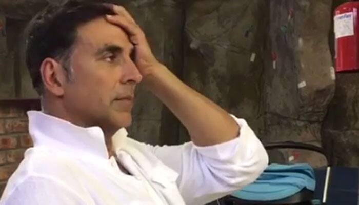 Akshay Kumar&#039;s hilarious reaction after smelling his shoe will make your day! - Watch